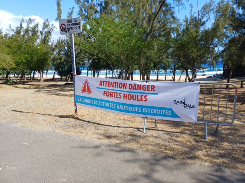 Fortes houles australes du 24 août 2024 : baignade, accès au littoral et aux plages interdit·es