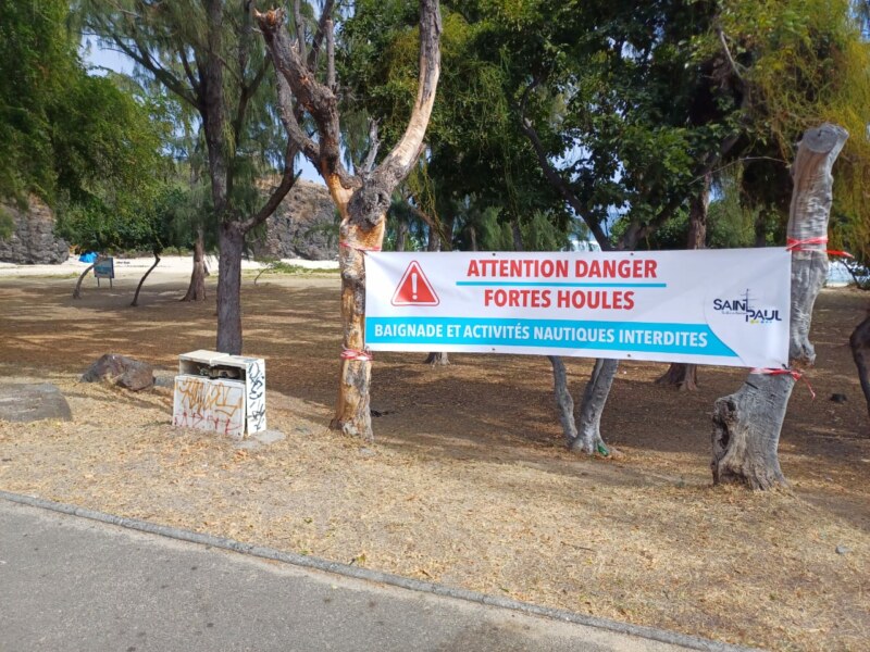 Fortes houles australes du 24 août 2024 : baignade, accès au littoral et aux plages interdit·es