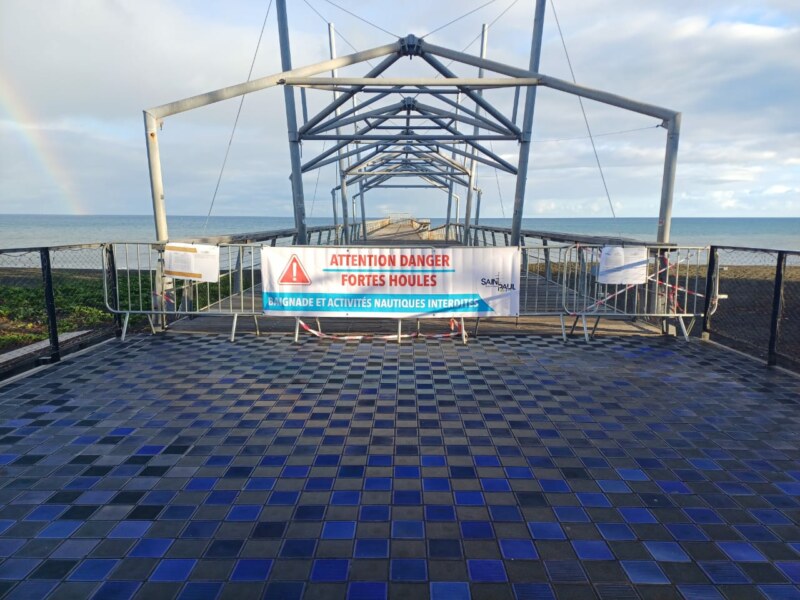 Fortes houles australes du 24 août 2024 : baignade, accès au littoral et aux plages interdit·es