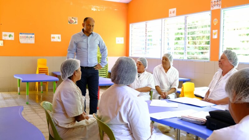 Le Maire de Saint-Paul, Emmanuel SÉRAPHIN, l'Adjointe aux Affaires scolaires, Nila RADAKICHENIN, l'Adjoint au Plan éducatif Global, Salim NANA-IBRAHIM, l'Adjoint à la Restauration scolaire, Yann CRIGHTON, les services et les agents visitent ce mercredi 14 août 2024 l'école maternelle des Fourmis au Guillaume. Saint-Paul lé paré pour la rentrée scolaire 2024-2025 !