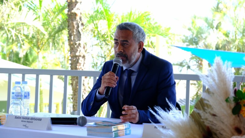 Le Maire de Saint-Paul, Emmanuel SÉRAPHIN, l'Adjointe aux Affaires scolaires, Nila RADAKICHENIN, l'Adjoint au Plan éducatif Global, Salim NANA-IBRAHIM, l'Adjoint à la Restauration scolaire, Yann CRIGHTON, les services et les agents visitent ce mercredi 14 août 2024 l'école maternelle des Fourmis au Guillaume. Saint-Paul lé paré pour la rentrée scolaire 2024-2025 !