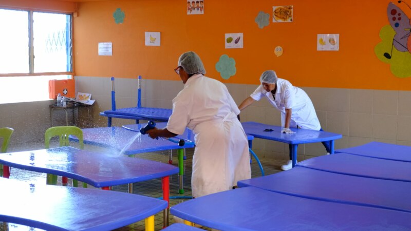 Le Maire de Saint-Paul, Emmanuel SÉRAPHIN, l'Adjointe aux Affaires scolaires, Nila RADAKICHENIN, l'Adjoint au Plan éducatif Global, Salim NANA-IBRAHIM, l'Adjoint à la Restauration scolaire, Yann CRIGHTON, les services et les agents visitent ce mercredi 14 août 2024 l'école maternelle des Fourmis au Guillaume. Saint-Paul lé paré pour la rentrée scolaire 2024-2025 !