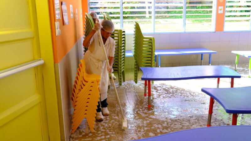 Le Maire de Saint-Paul, Emmanuel SÉRAPHIN, l'Adjointe aux Affaires scolaires, Nila RADAKICHENIN, l'Adjoint au Plan éducatif Global, Salim NANA-IBRAHIM, l'Adjoint à la Restauration scolaire, Yann CRIGHTON, les services et les agents visitent ce mercredi 14 août 2024 l'école maternelle des Fourmis au Guillaume. Saint-Paul lé paré pour la rentrée scolaire 2024-2025 !