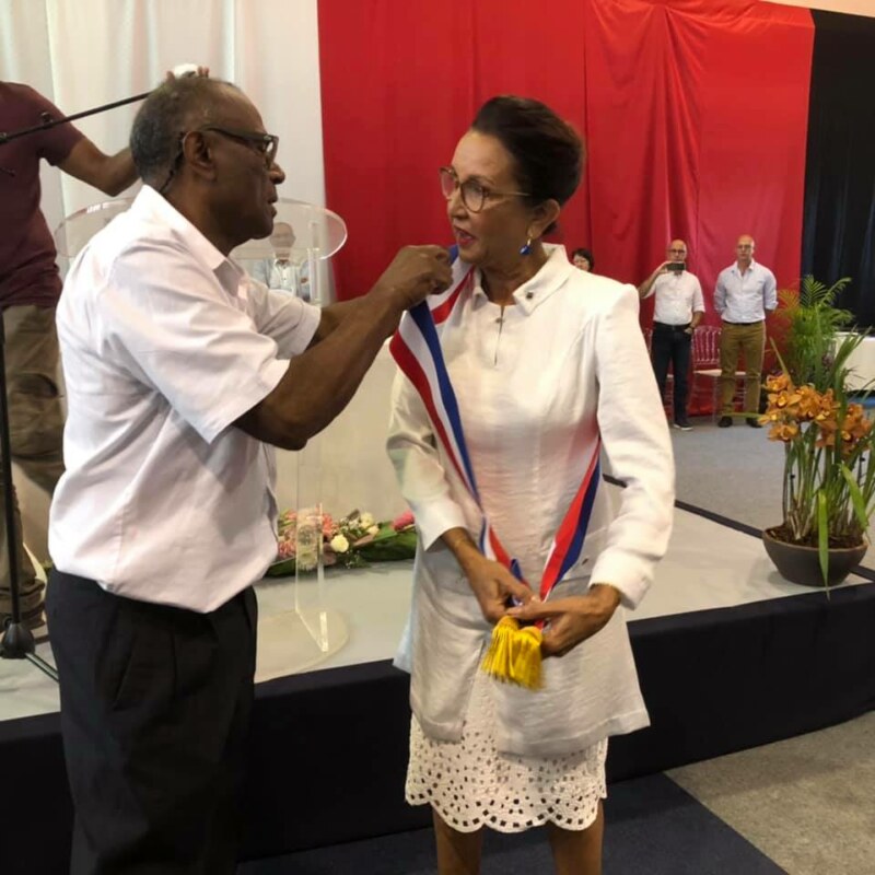 William SERAPHIN remet l'écharpe de Maire à madame Huguette BELLO lors de son investiture le 4 juillet 2020.