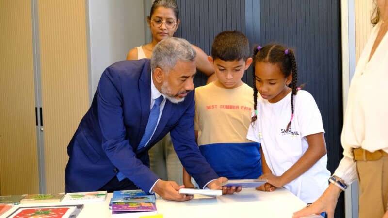 Comme les années précédentes, l'opération “Un livre, un enfant” permet à la Municipalité de Saint-Paul d’offrir à chacun·e des 12 676 élèves un ouvrage spécialement sélectionné pour eux.