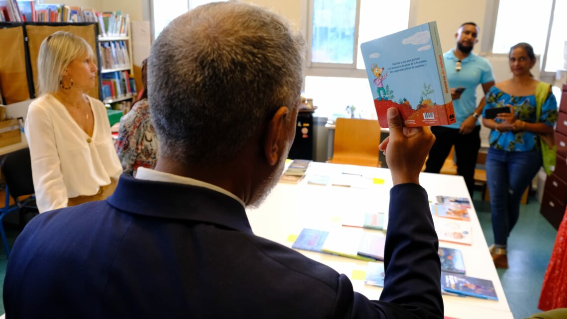 Comme les années précédentes, l'opération “Un livre, un enfant” permet à la Municipalité de Saint-Paul d’offrir à chacun·e des 12 676 élèves un ouvrage spécialement sélectionné pour eux.