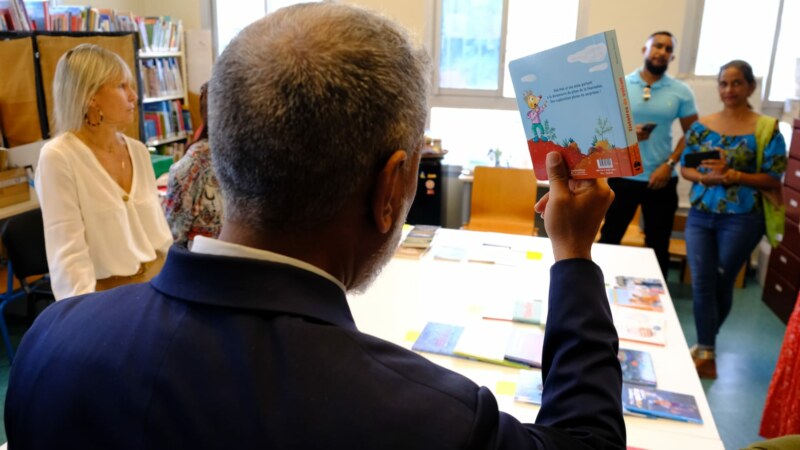 Comme les années précédentes, l'opération “Un livre, un enfant” permet à la Municipalité de Saint-Paul d’offrir à chacun·e des 12 676 élèves un ouvrage spécialement sélectionné pour eux.
