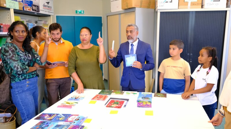 Comme les années précédentes, l'opération “Un livre, un enfant” permet à la Municipalité de Saint-Paul d’offrir à chacun·e des 12 676 élèves un ouvrage spécialement sélectionné pour eux.