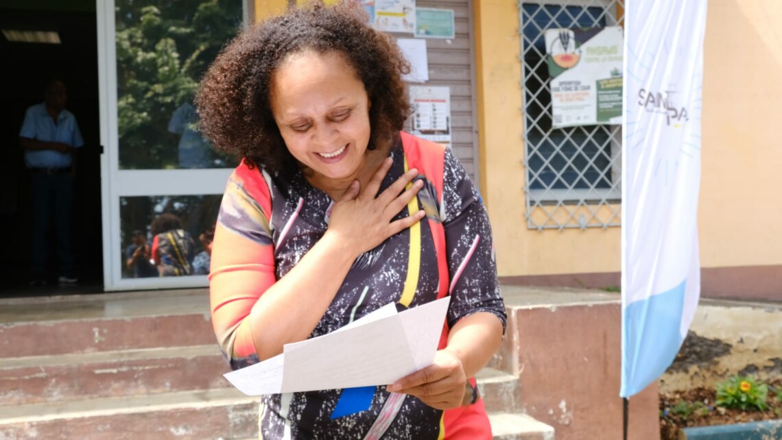 Après des années de combat, Marie-Germaine PÉRIGOGNE a enfin retrouvé son nom d’origine, grâce à son acte de naissance remis ce jour à la mairie annexe de Bois-de-Nèfles, le quartier où elle est née le 24 mars 1963.
