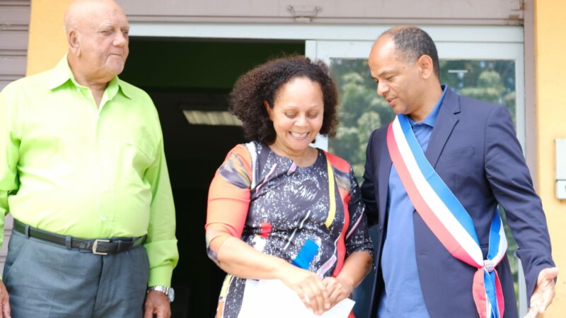Après des années de combat, Marie-Germaine PÉRIGOGNE a enfin retrouvé son nom d’origine, grâce à son acte de naissance remis ce jour à la mairie annexe de Bois-de-Nèfles, le quartier où elle est née le 24 mars 1963.