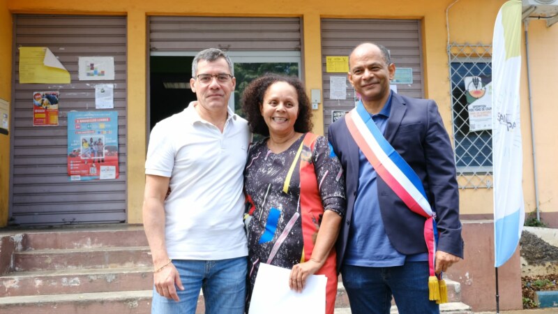 Après des années de combat, Marie-Germaine PÉRIGOGNE a enfin retrouvé son nom d’origine, grâce à son acte de naissance remis ce jour à la mairie annexe de Bois-de-Nèfles, le quartier où elle est née le 24 mars 1963.