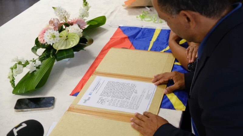 Après des années de combat, Marie-Germaine PÉRIGOGNE a enfin retrouvé son nom d’origine, grâce à son acte de naissance remis ce jour à la mairie annexe de Bois-de-Nèfles, le quartier où elle est née le 24 mars 1963.