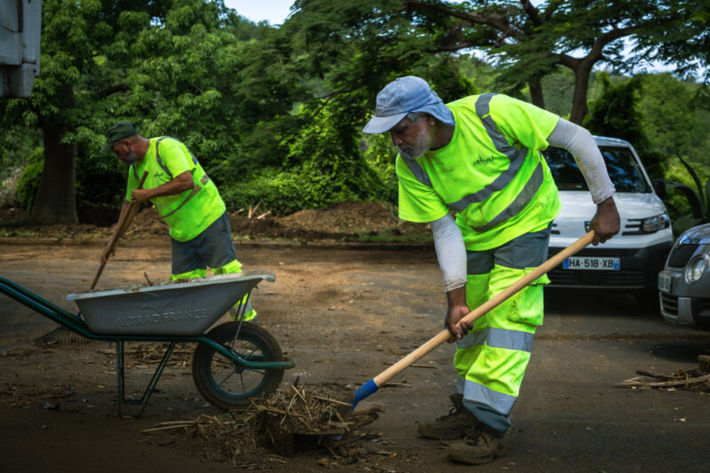 Depuis la levée de l’alerte rouge samedi dernier, les agents de la Ville de Saint-Paul restent pleinement mobilisés sur tout le territoire pour aller vers et soutenir les Saint-Pauloises et Saint-Paulois les plus touché·es par le passage du cyclone GARANCE comme ici rue du Fond Générèse.