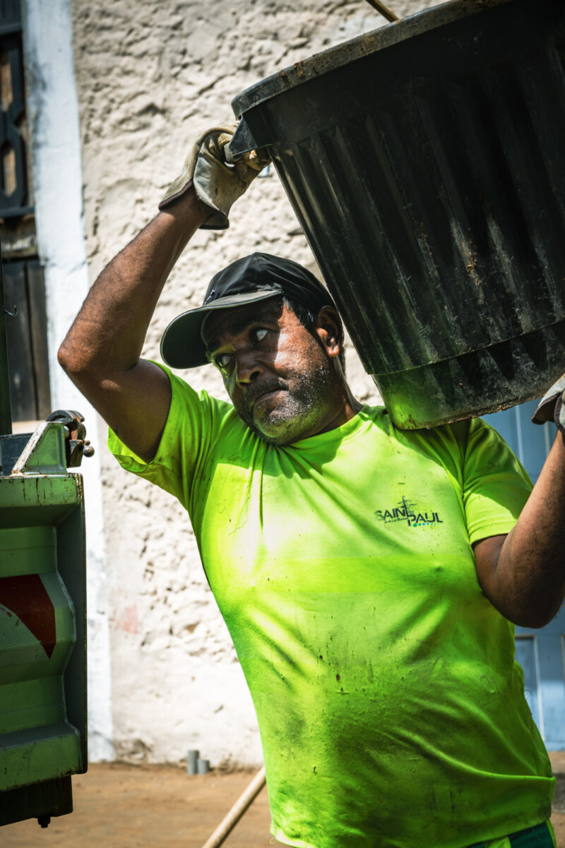 Depuis la levée de l’alerte rouge samedi dernier, les agents de la Ville de Saint-Paul restent pleinement mobilisés sur tout le territoire pour aller vers et soutenir les Saint-Pauloises et Saint-Paulois les plus touché·es par le passage du cyclone GARANCE comme ici rue du Fond Générèse.