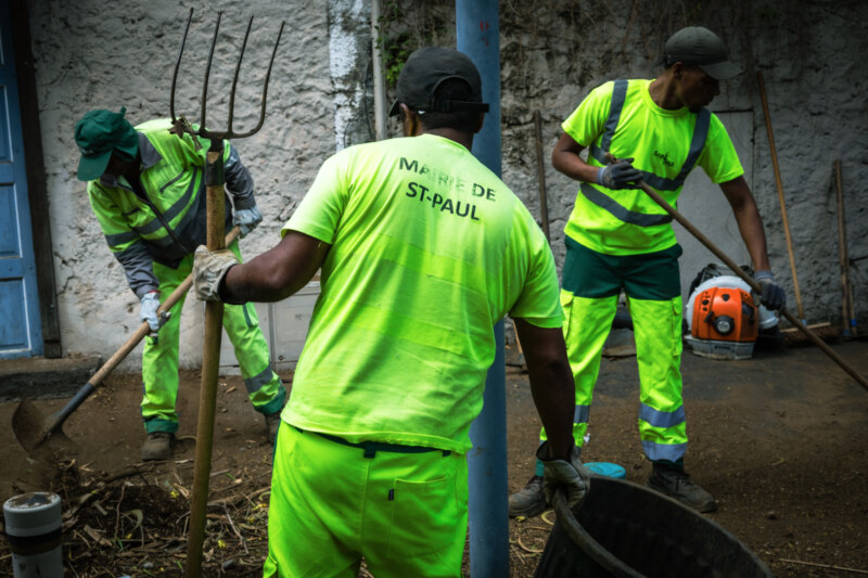 Depuis la levée de l’alerte rouge samedi dernier, les agents de la Ville de Saint-Paul restent pleinement mobilisés sur tout le territoire pour aller vers et soutenir les Saint-Pauloises et Saint-Paulois les plus touché·es par le passage du cyclone GARANCE comme ici rue du Fond Générèse.