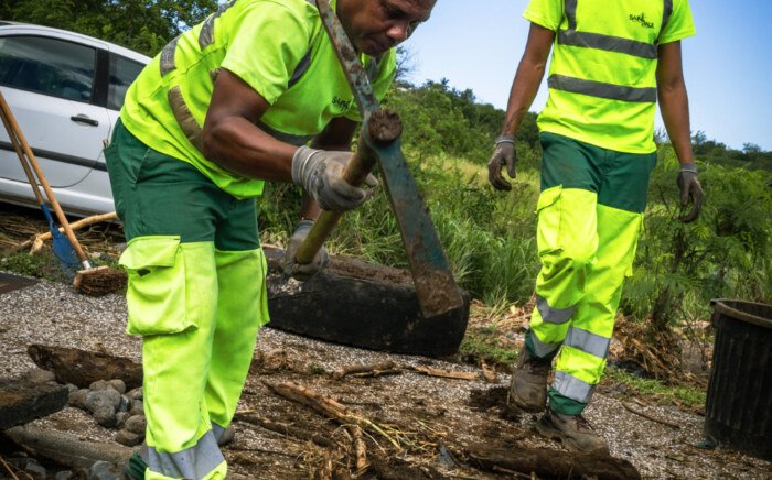 Depuis la levée de l’alerte rouge samedi dernier, les agents de la Ville de Saint-Paul restent pleinement mobilisés sur tout le territoire pour aller vers et soutenir les Saint-Pauloises et Saint-Paulois les plus touché·es par le passage du cyclone GARANCE comme ici rue du Fond Générèse.