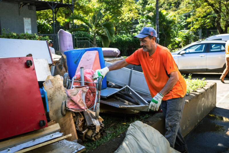 À Saint-Paul, la mobilisation est totale ! Après les dégâts, tous les moyens sont engagés sur le nettoyage et la sécurisation de l’école située à Grande Fontaine.