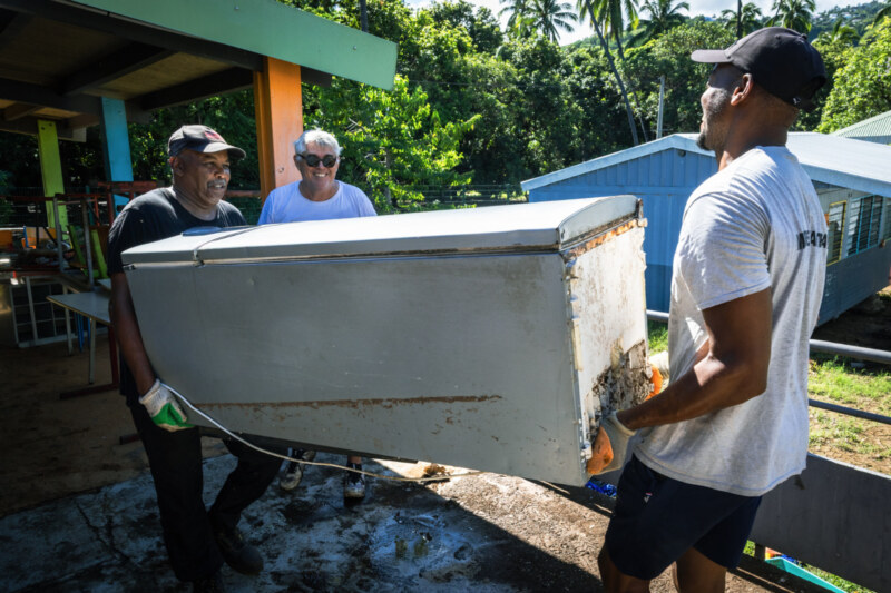 À Saint-Paul, la mobilisation est totale ! Après les dégâts, tous les moyens sont engagés sur le nettoyage et la sécurisation de l’école située à Grande Fontaine.