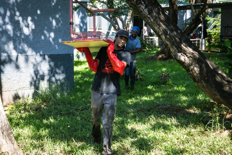 À Saint-Paul, la mobilisation est totale ! Après les dégâts, tous les moyens sont engagés sur le nettoyage et la sécurisation de l’école située à Grande Fontaine.