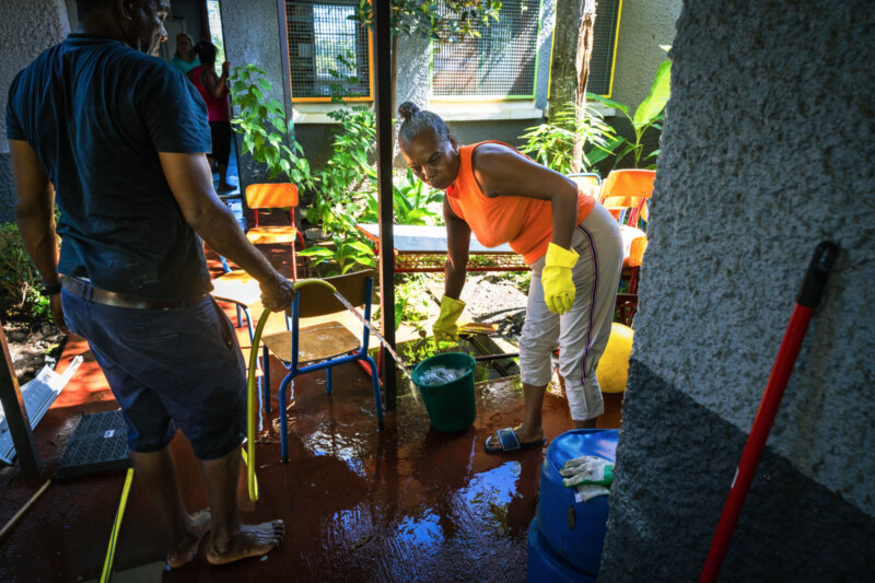 À Saint-Paul, la mobilisation est totale ! Après les dégâts, tous les moyens sont engagés sur le nettoyage et la sécurisation de l’école située à Grande Fontaine.