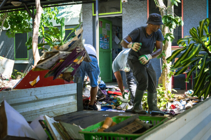 À Saint-Paul, la mobilisation est totale ! Après les dégâts, tous les moyens sont engagés sur le nettoyage et la sécurisation de l’école située à Grande Fontaine.