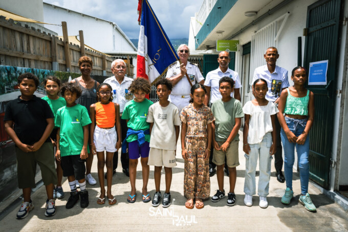 Les élu.es du conseil municipal des enfants et les anciens combattants