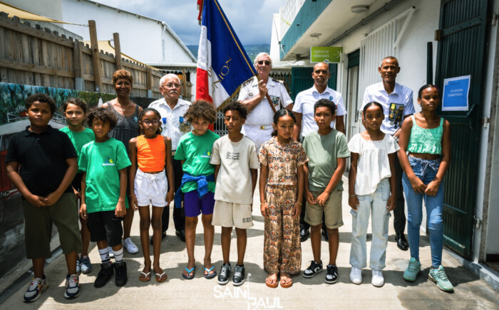 Les élu.es du conseil municipal des enfants et les anciens combattants