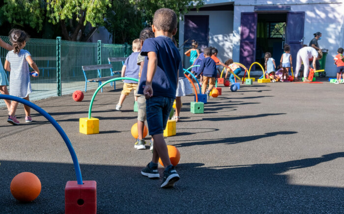 Enfants jouant dans leur cours d'école - La Caisse des écoles