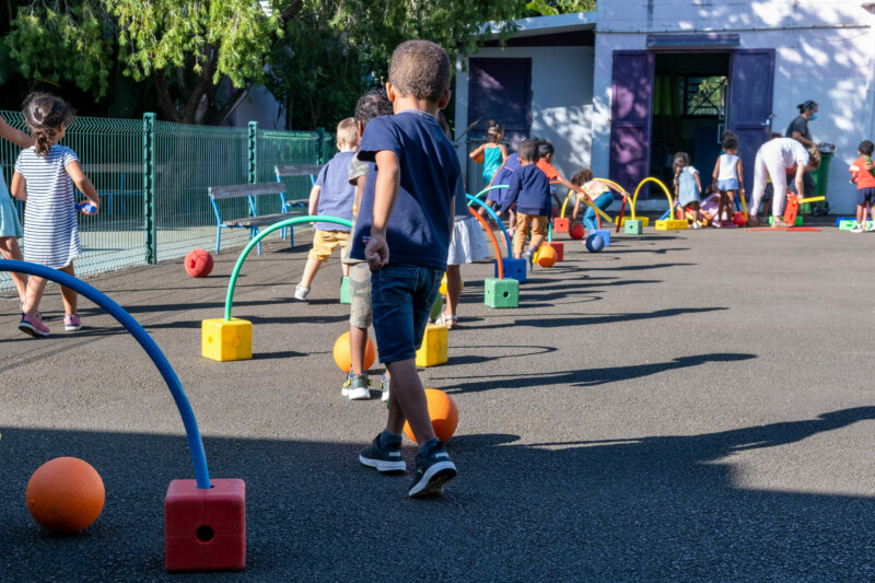 Enfants jouant dans leur cours d'école - La Caisse des écoles